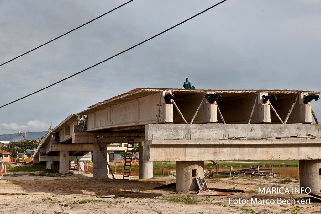 Maricá: Ponte da Barra ficará pronta ainda este ano 10 De acordo com a prefeitura, postes estravam atrapalhando o andamento da obra da Ponte da Barra. (Foto: Marco Bechkert | Maricá Info)