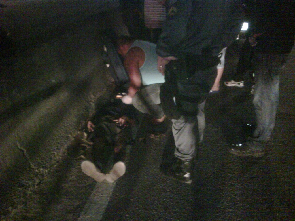 Homem fica ferido em acidente na RJ106 em Inoã 9 Bombeiros realizaram os primeiros socorros e encaminharam a vítima para o Hospital Municipal Conde Modesto Leal. (Foto: Internauta | Maricá Info)