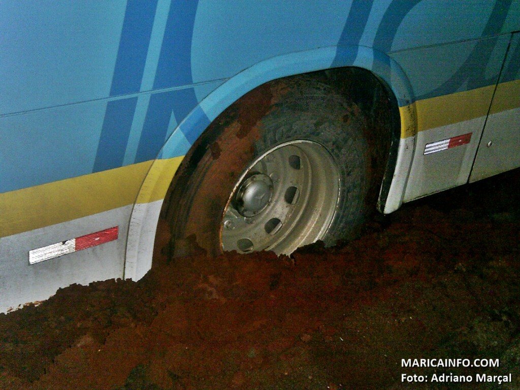 Moradores de Itaipuaçu pedem socorro 7 Ônibus atolou na noite desta quinta-feira (23). (Foto: Adriano Marçal | Maricá Info)