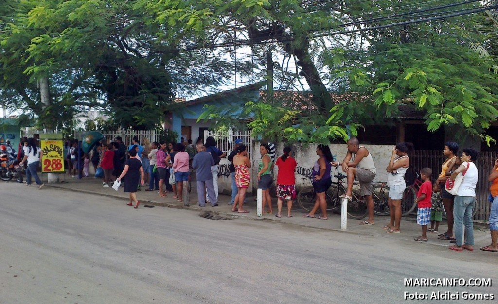 Pacientes enfrentam enorme fila para marcar consulta em São José do Imbassaí 9 Pacientes enfrentam longa fila para marcar consulta. (Foto: Alcilei Gomes | Maricá Info)
