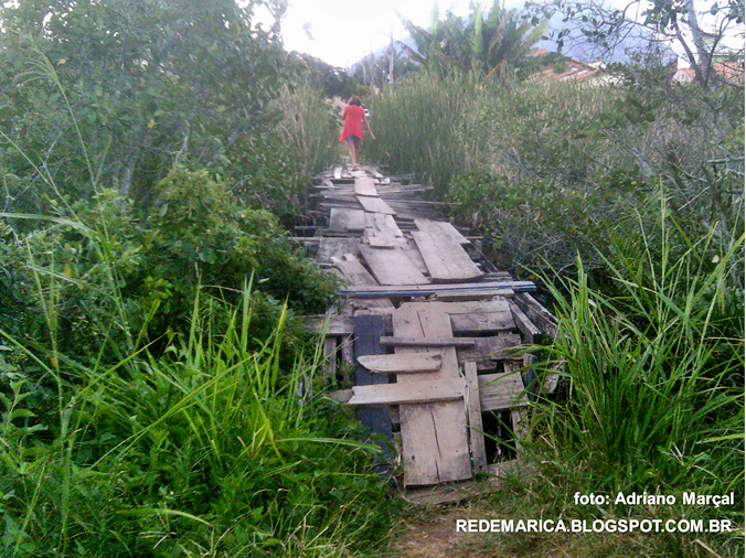 Pontes ameaçam pedestres e motoristas em Itaipuaçu 7 Ponte feitas com madeiras ameaça moradores e turistas em Itaipuaçu. (Foto: Adriano Marçal | Maricá Info)