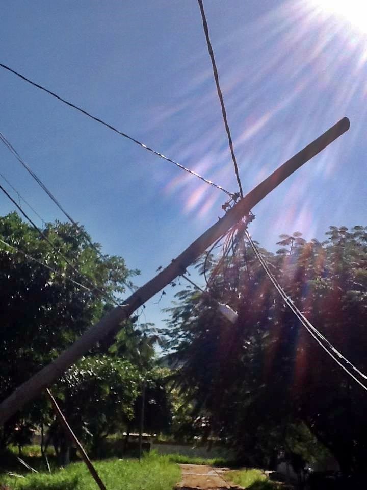 Moradores de Maricá reclamam do descaso da AMPLA 8 Poste tombou há quase uma semana no Jardim Atlântico.