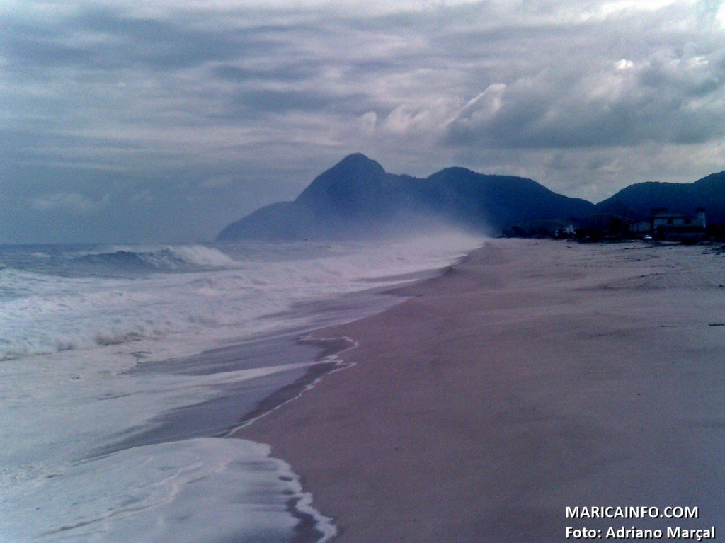 Ressaca atinge litoral maricaense 7 Ressaca atinge o litoral de Itaipuaçu, em Maricá. (Foto: Adriano Marçal | Maricá Info)