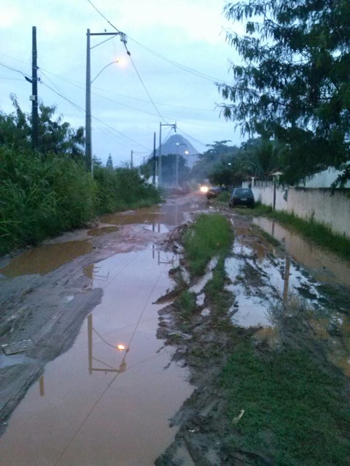 Moradores de Itaipuaçu pedem socorro 6 Rua das Margarias intransitável. Últimas chuvas deixou a via completamente cheia de lama em Itaipuaçu.