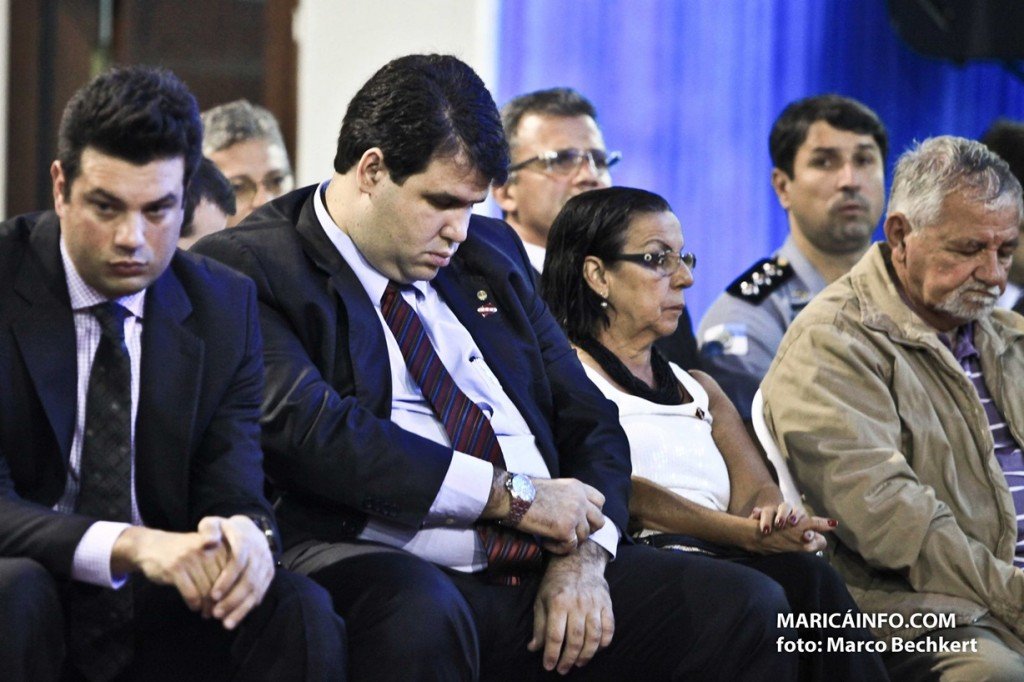 Sessão solene marca o aniversário de 199 anos de Maricá 5 Os homenageados não demonstraram a mesma empolgação do prefeito e da primeira dama. (Foto: Marco Bechkert | Maricá Info)