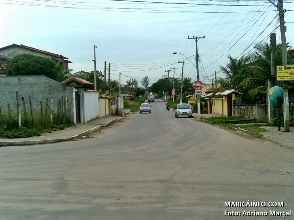 Prefeitura instala placas para sinalizar futuros quebra-molas em Itaipuaçu 8 Após ser asfaltada, rua 35 já contabiliza diversos acidentes. (Foto: Adriano Marçal | Maricá Info)