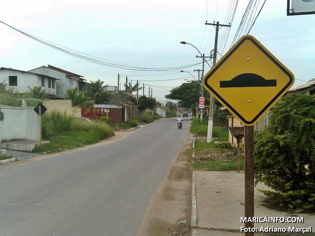 Prefeitura instala placas para sinalizar futuros quebra-molas em Itaipuaçu 7 Placas foram instaladas na rua 35 no bairro Jardim Atlântico. (Foto: Adriano Marçal | Maricá Info)