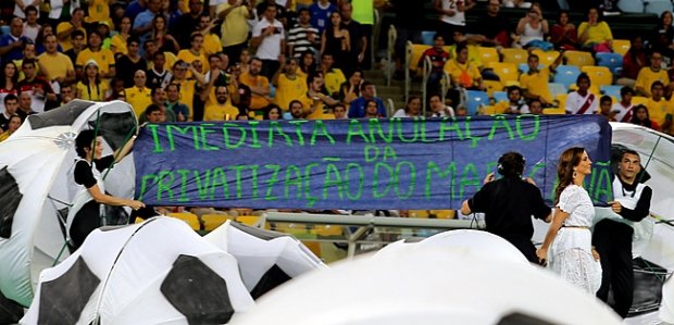 Brasil é campeão da Copa das Confederações 2013 9 Figurantes estendem faixa pedindo o cancelamento da privatização do Maracanã. (Foto: Nilton Fukuda /Estadão)