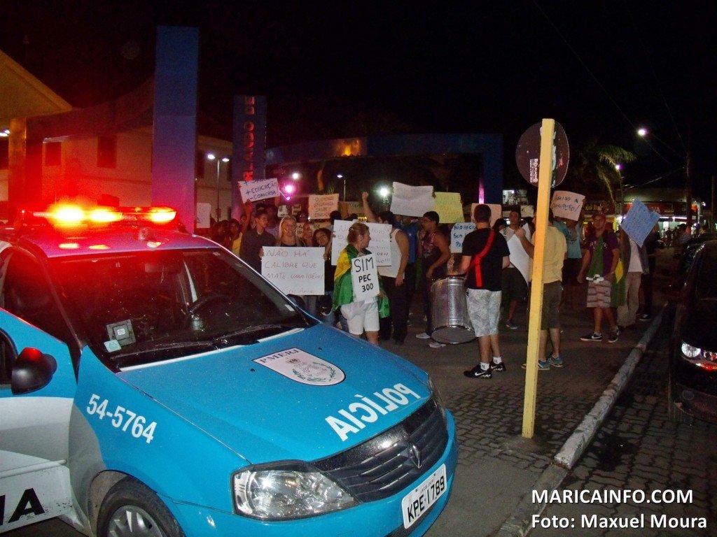 TEMPO REAL - Acompanhe as manifestações em Maricá 6 Pequeno grupo de manifestantes ocupam a praça Orlando de Barros Pimentel, no Centro. (Foto: Maxuel Moura | Maricá Info)