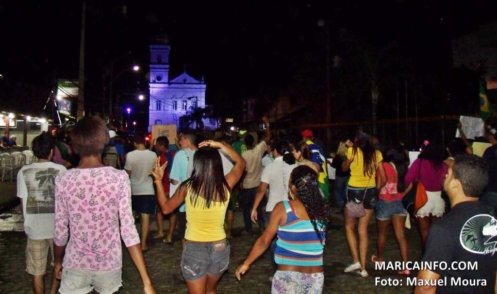 TEMPO REAL - Acompanhe as manifestações em Maricá 5 Manifestantes seguem pelas ruas do Centro até a Prefeitura Municipal de Maricá. (Foto: Maxuel Moura | Maricá Info)