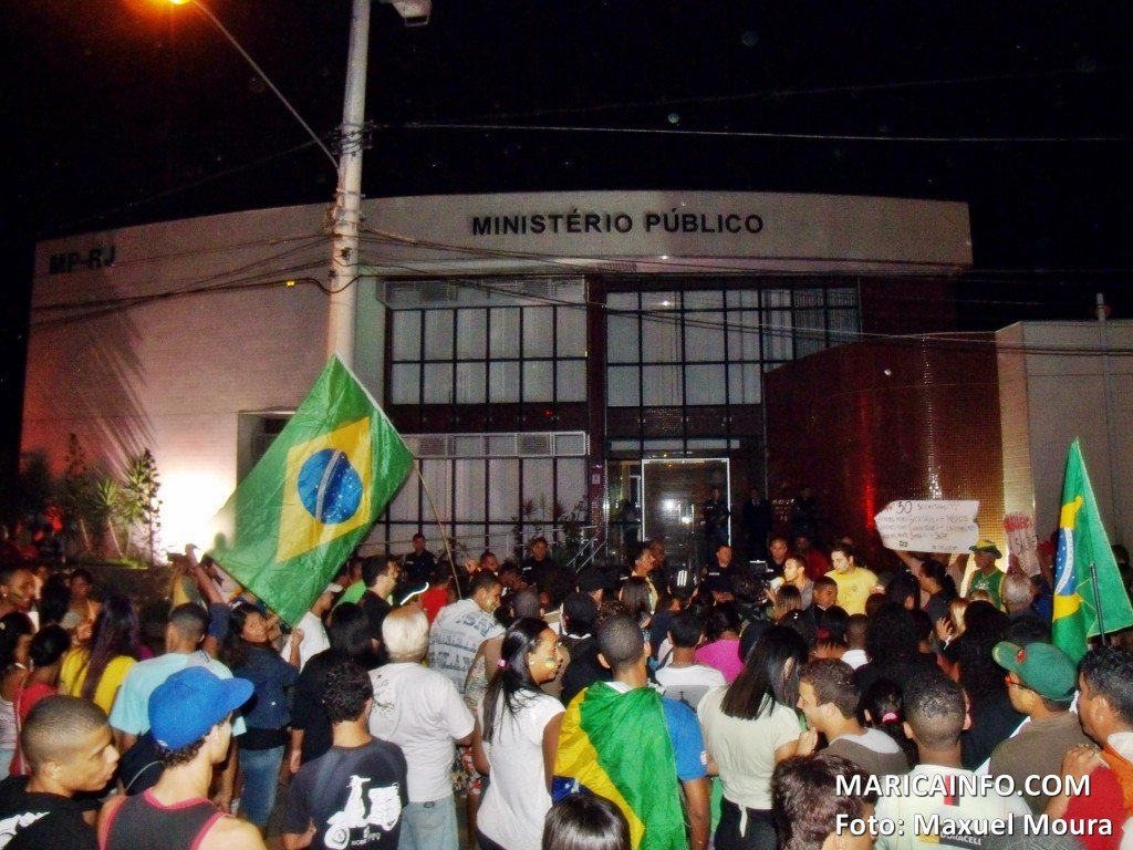 TEMPO REAL - Acompanhe as manifestações em Maricá 4 Cerca de 300 manifestantes pediram o fim da impunidade em frente ao Ministério Público em Maricá - RJ. (Foto: Maxuel Moura | Maricá Info)