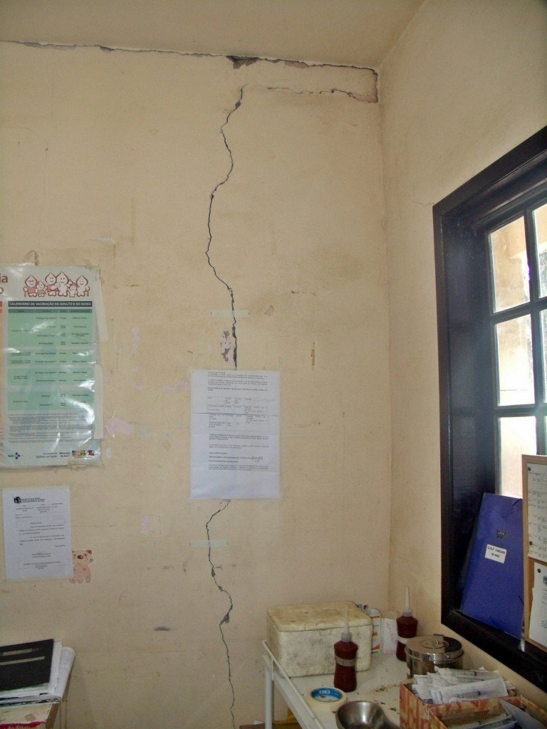 Precariedade nos postos de saúde em Inoã 8 Rachaduras nas paredes assustam a quem adentram o posto. (Foto: Maxuel Moura | Maricá Info)