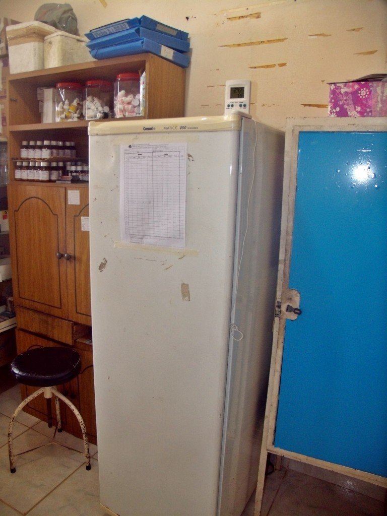 Precariedade nos postos de saúde em Inoã 9 Geladeira para a conservação de medicamentos e vacinas apresenta defeitos. (Foto: Maxuel Moura | Maricá Info)