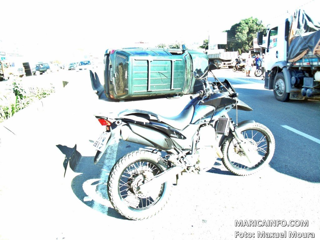 RJ106: Carro capota e deixa dois feridos em Maricá 9 Motociclista não conseguiu frear a tempo e atingiu veículo capotado. (Foto: Maxuel Moura | Maricá Info)