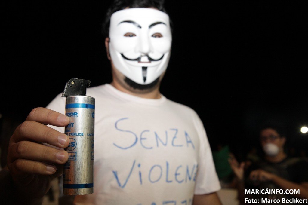 Manifestação reúne milhares de pessoas nas ruas do Centro de Maricá 13 Manifestantes foram recebidos com bombas de efeito moral. (Foto: Marco Bechkert | Maricá Info)