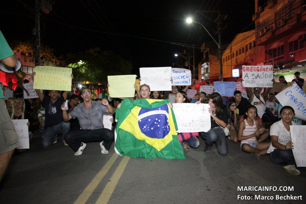 TEMPO REAL - Acompanhe as manifestações em Maricá 3 Manifestantes seguem pacificamente pelas ruas da cidade até a rodovia Amaral Peixoto (RJ106). (Foto: Marco Bechkert | Maricá Info)