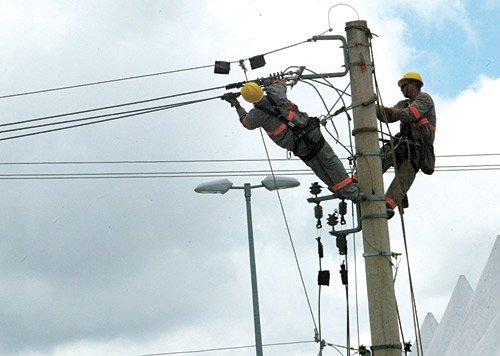 Ampla divulga manutenção da rede elétrica em Maricá 8 Funcionários da Ampla farão a manutenção da rede elétrica em Maricá. (Foto: Reprodução | Internet)