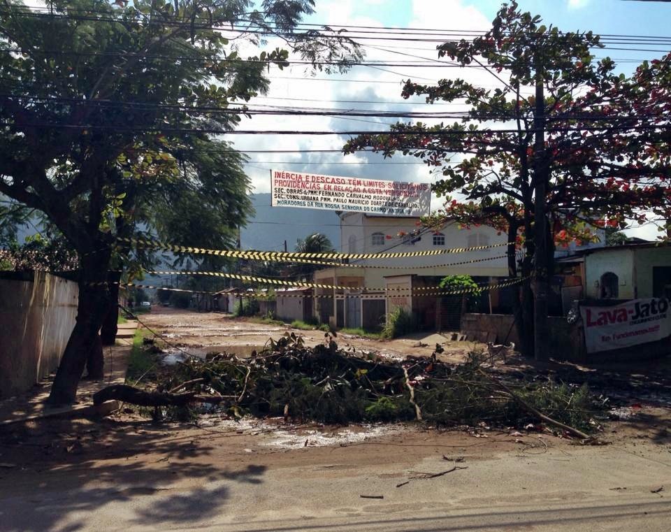 Moradores interditam a própria rua em Itaipuaçu 8 Uma faixa foi estendida em um dos acessos à rua. (Foto: João V. Trindade)