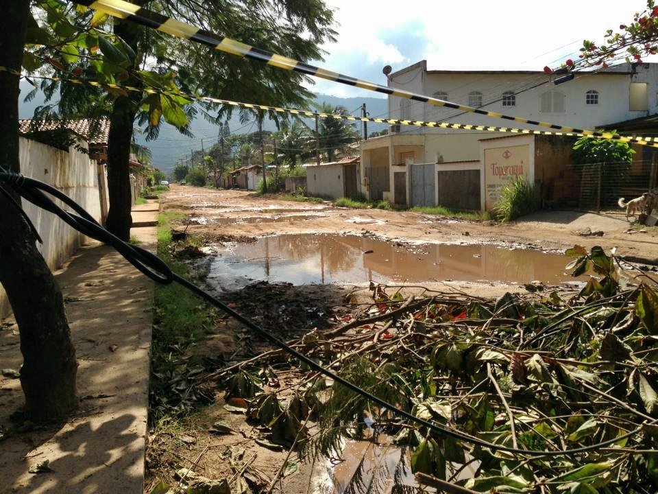 Descaso provoca ruas intransitáveis em Itaipuaçu 10 Fitas, galhos e troncos de árvores foram utilizados para fechar a rua Nossa Senhora do Carmo em forma de protesto. (Foto: João V. Trindade)