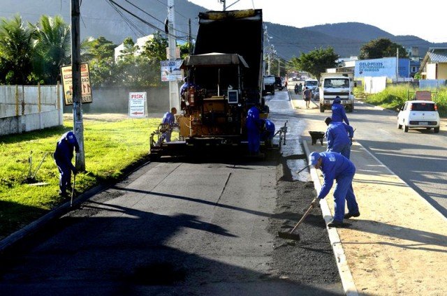 Avenida de Itaipuaçu é beneficiada pelo programa ‘Asfalto na Porta’ 8 Funcionários do Governo do Estado trabalham na pavimentação da 'Avenida Um', em Itaipuaçu. (Foto: Reprodução)