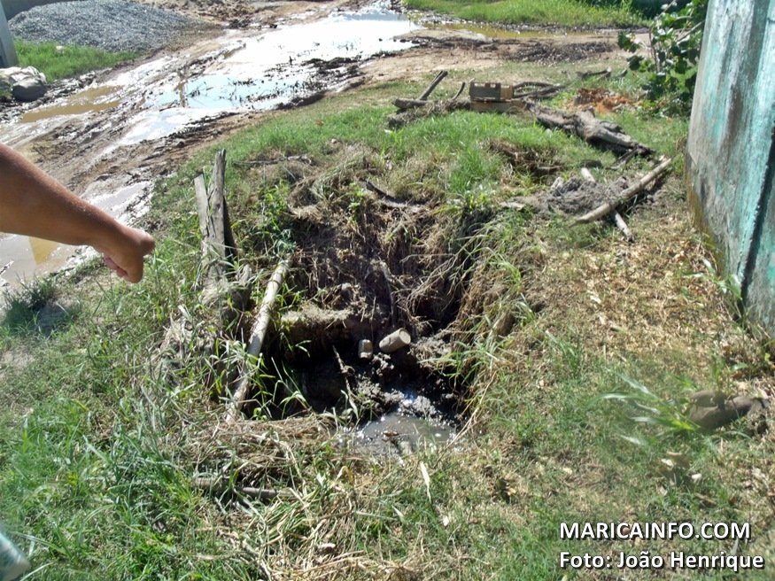 Mumbuca: Moradores sofrem com ruas intransitáveis 8 Buraco aberto há mais de cinco meses na rua Florisbela Bittencourt, na Mumbuca. (Foto: João Henrique | Maricá Info)