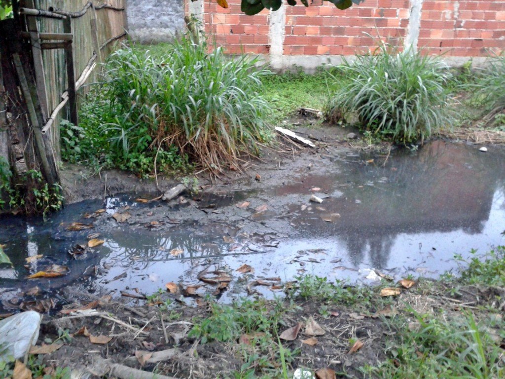 Em São José do Imbassaí, moradores pedem socorro 9 Esgoto a céu aberto em rua de São José do Imbassaí. (Foto: Internauta \ Maricá Info)
