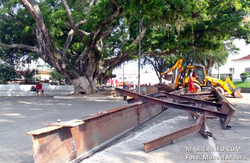 Prefeitura ‘remodela’ praça Orlando de Barros Pimentel, no Centro 8 Ponte também foi removida com o auxílio de uma retroescavadeira. (Foto: Maxuel Moura | Maricá Info)