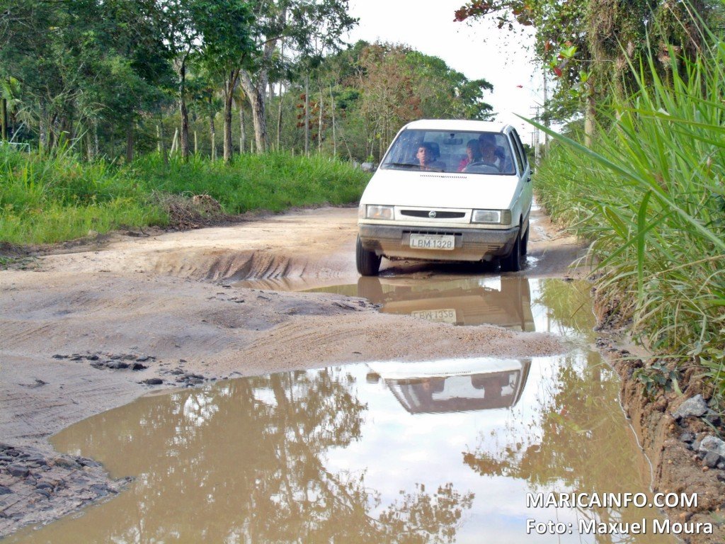 Moradores de Itaipuaçu sofrem sem infraestrutura urbana 8 Veículos passam por ruas esburacadas e cheias de buraco em Itaocaia. (Foto: Maxuel Moura | Maricá Info)