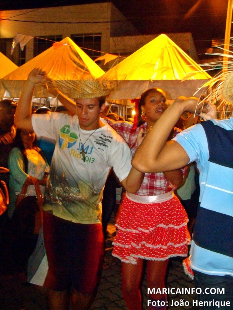 JMJ 2013: Arraiá reúne peregrinos em Maricá 10 Brasileiros apresentaram-se em uma quadrilha para peregrinos italianos. (Foto: João Henrique | Maricá Info)