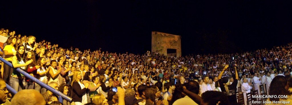 Maricá: Peregrinos e fiéis lotam anfiteatro em missa 8 Cerca de 1500 fiéis lotaram o anfiteatro na praça Orlando de Barros Pimentel. (Foto: João Henrique | Maricá Info)