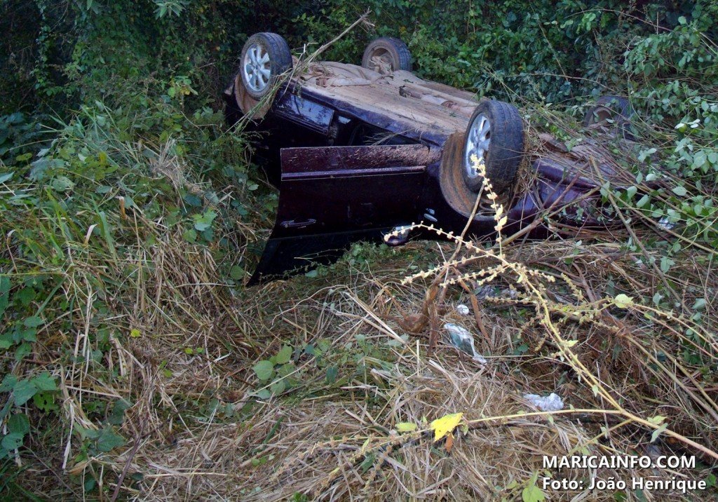 Carro capota na estrada dos Cajueiros, em Itaipuaçu 6 Ao desviar de um buraco, motorista perdeu o controle do veículo. (Foto: João Henrique | Maricá Info)