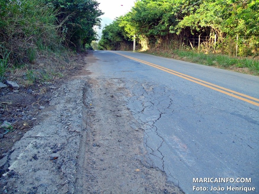 Carro capota na estrada dos Cajueiros, em Itaipuaçu 7 Buracos e erosões em toda a via causam diversos acidentes na estrada dos Cajueiros (Foto: João Henrique | Maricá Info)