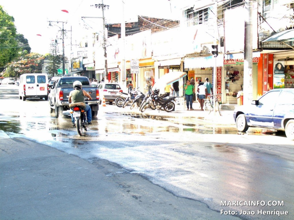 Esgoto causa transtornos no Centro de Maricá 10 Carros, motos e pedestres em meio ao esgoto no Centro da cidade. (Foto: João Henrique | Maricá Info)