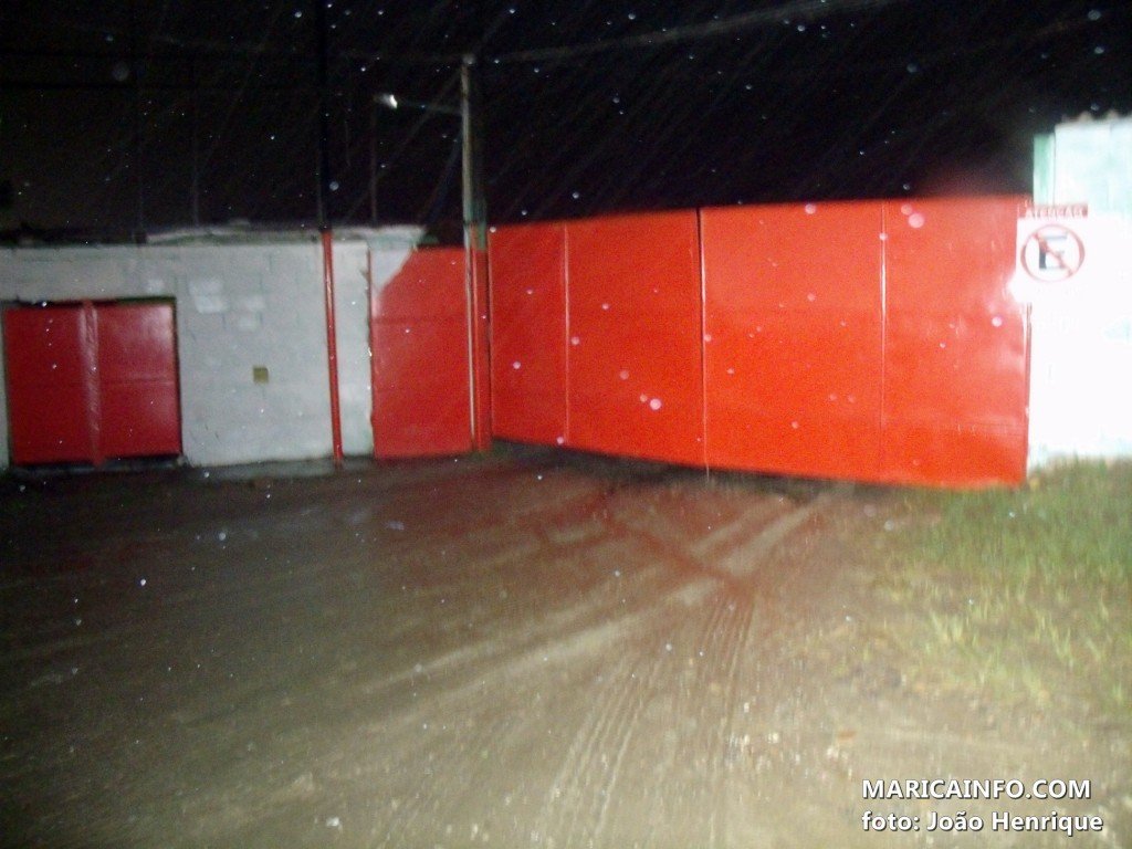 Caminhões da coleta de lixo são apreendidos em Maricá 11 Caminhões estavam guardados no terreno localizado na RJ106 na altura do KM22,5. (Foto: João Henrique | Maricá Info)