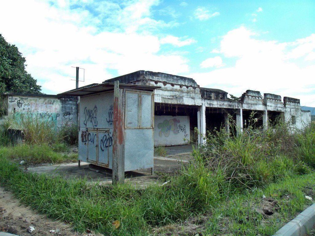 Cordeirinho: Moradores denunciam hotel abandonado 7 Park Lane: Moradores reclamam de consumo e venda de drogas na região.