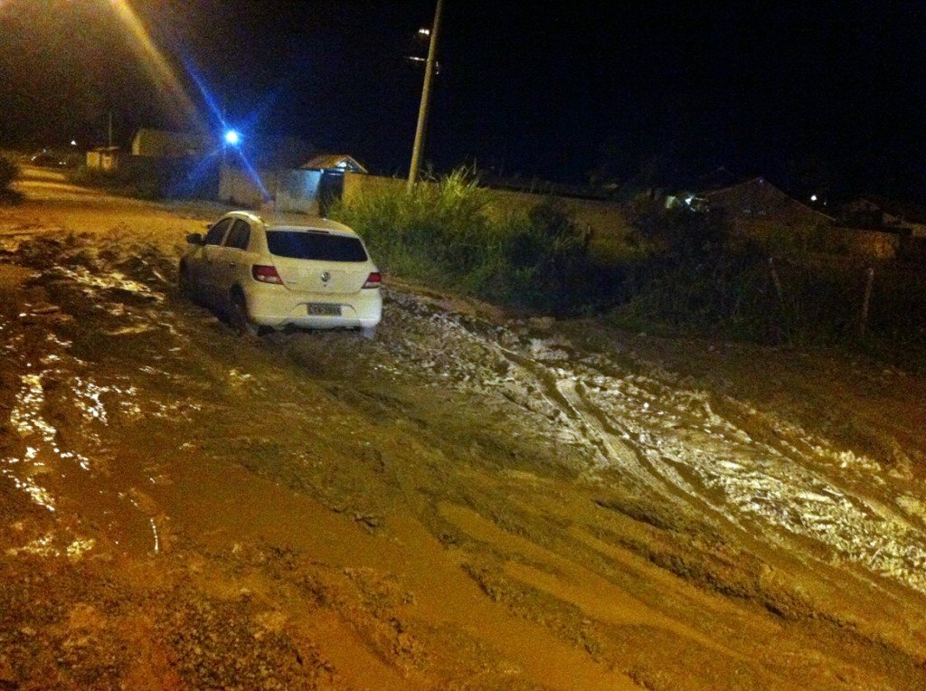 Descaso provoca ruas intransitáveis em Itaipuaçu 9 Carro atola em lamaçal na esquina da antiga Avenida Dois com a rua 71. (Foto: Carlos Alonso)
