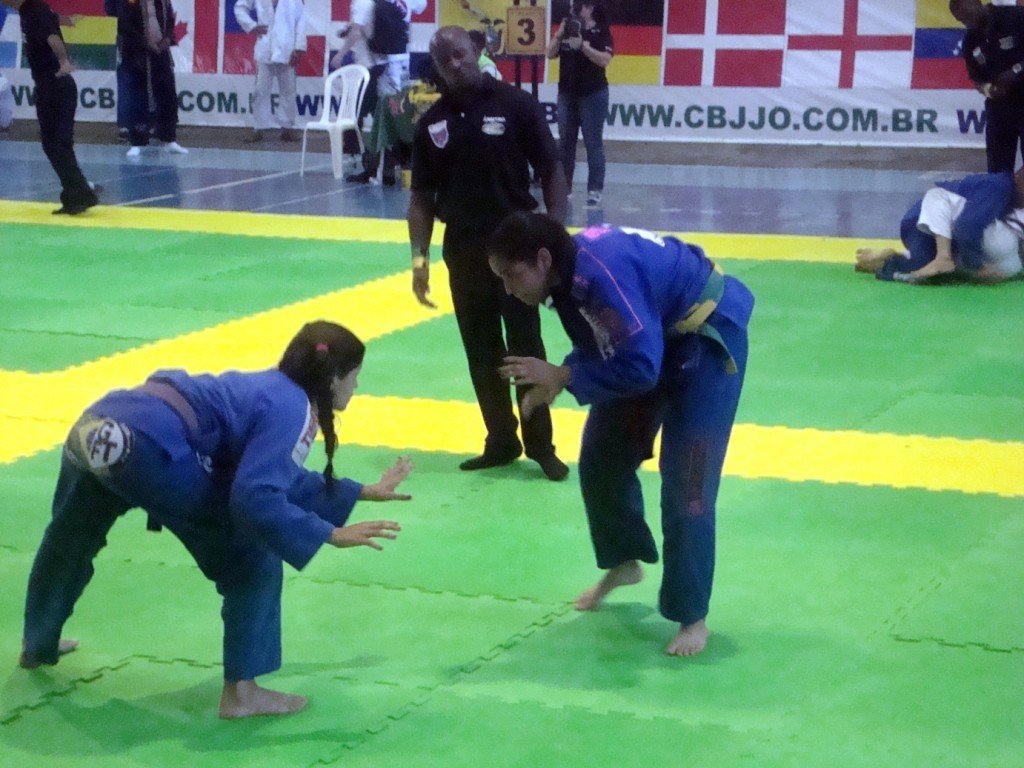 Atletas de Maricá se destacam em campeonato de Jiu-jitsu 9 Mariane Nunes luta contra adversária faixa-preta. (Foto: João Henrique | Maricá Info)