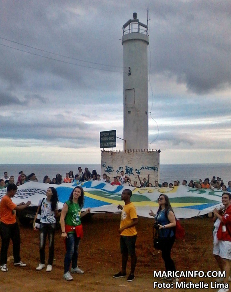 JMJ 2013: Peregrinos Italianos chegam à Maricá 12 Eles estenderam o bandeirão da JMJ 2013 no Farol de Ponta Negra. (Foto: Michelle Lima | Maricá Info)