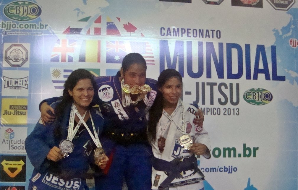 Atletas de Maricá se destacam em campeonato de Jiu-jitsu 8 Atletas de Maricá, Mariane Nunes (esq.) e Paula Nogueira (Dir.) exibem medalhes conquistadas no Mundial. (Foto: João Henrique | Maricá Info)