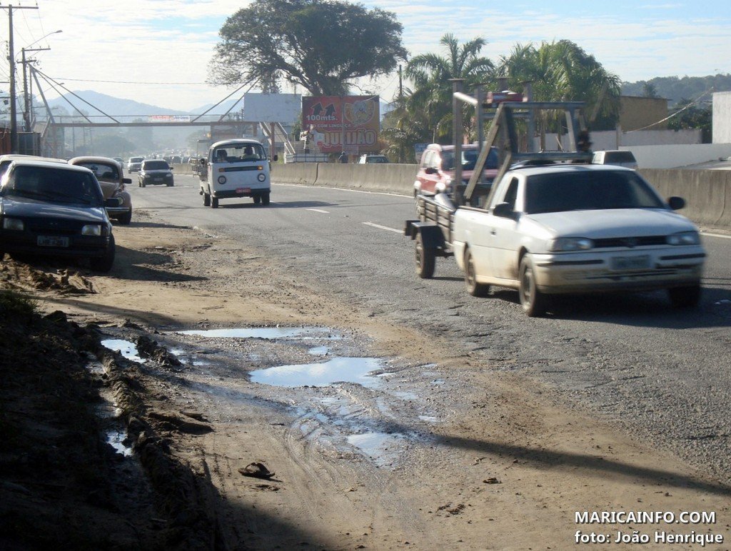 Perigo: Trecho oferece risco a pedestres e motoristas na RJ106 9 Faixa de terra invade pistas da rodovia Amaral Peixoto em Maricá. (Foto: João Henrique | Maricá Info)