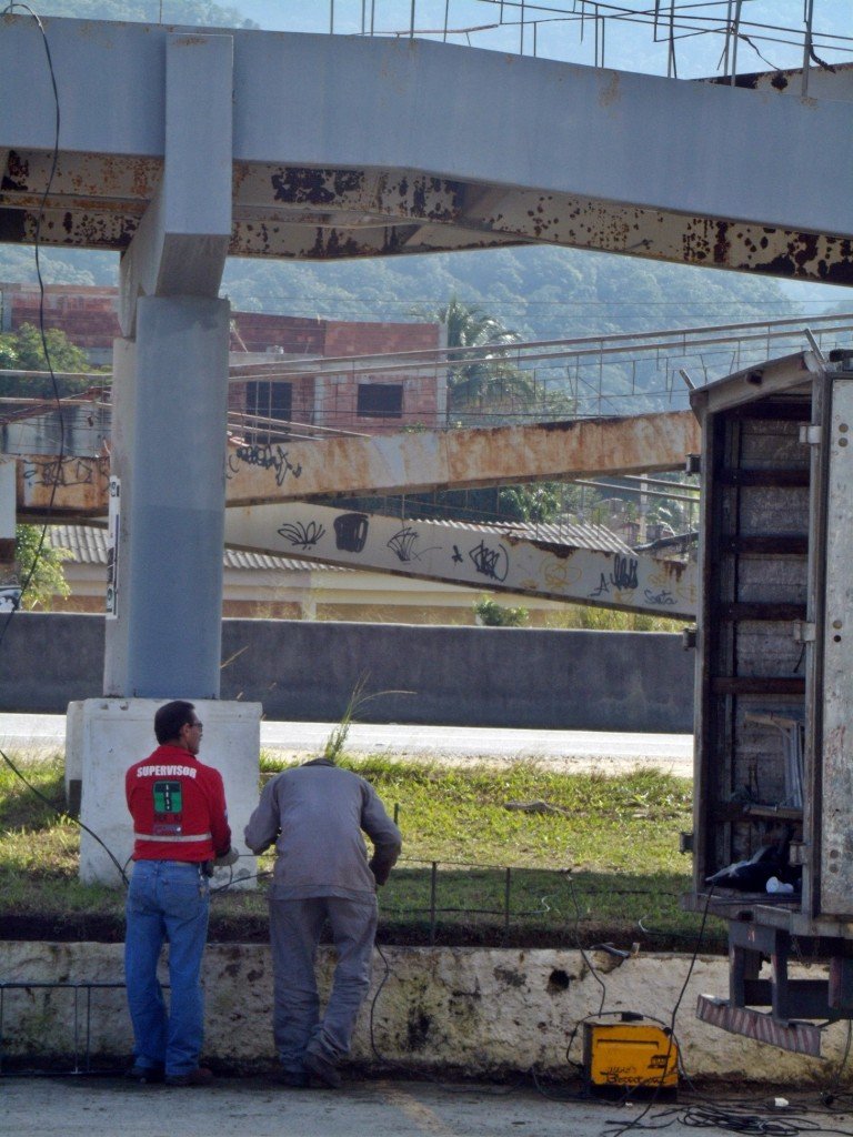 Estado recomeça reforma de passarela em São José do Imbassaí 9 Soldadores trabalham no reparo dos guarda-corpos da passarela de São José do Imbassaí. (Foto: João Henrique | Maricá Info)