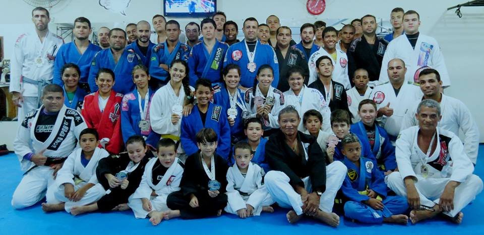 Maricá: J.COURT/GFTeam é campeã mundial de equipes de jiu-jitsu 7 Equipe J.Court/GFTeam reunida no CT Maricá. (Foto: Divulgação)