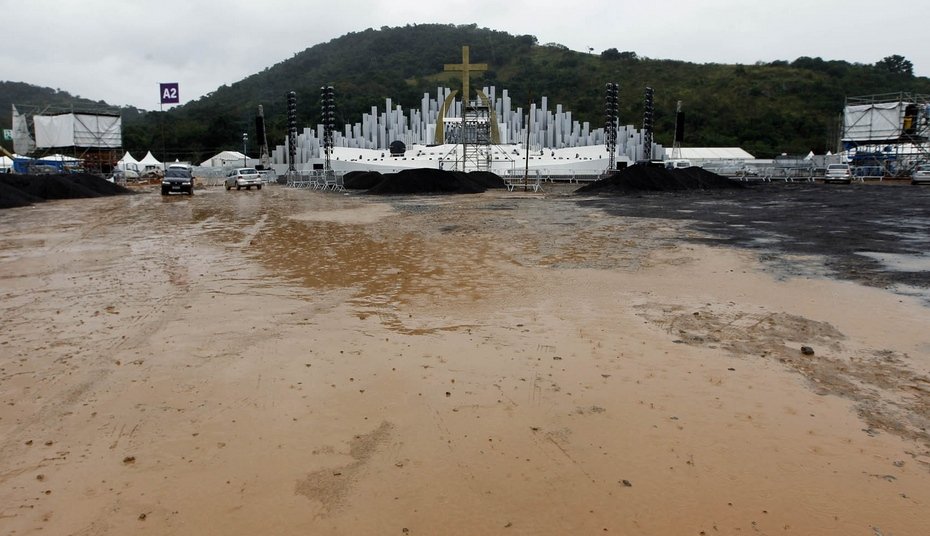 Missa e vigília mudam de Guaratiba para Copacabana 8 Terreno em Guaratiba, onde fica o Campo da Fé, é alagado pela chuva no Rio. (Foto: André Mourão/ Agência O Dia/Estadão Conteúdo)
