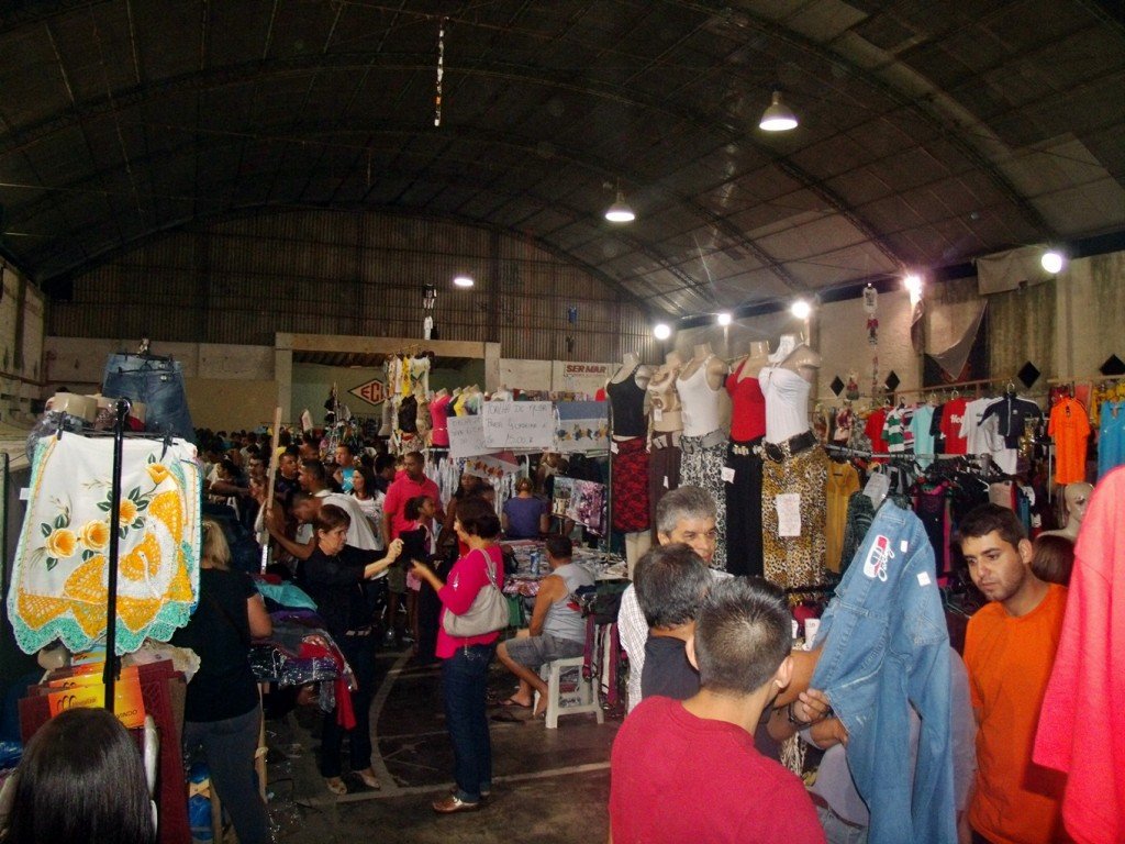 Desorganização na Feira do Brás em Maricá 8 Não há bebedouros e nem cadeiras para consumidores descansarem e comerem na feirinha do Brás em Maricá.