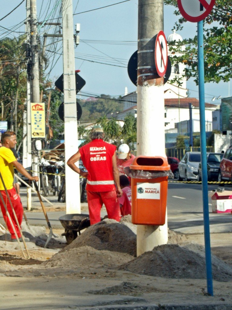Prefeitura recupera calçadas no Centro de Maricá 9 Funcionários trabalham no reparo das calçadas no Centro de Maricá. (Foto: João Henrique | Maricá Info)