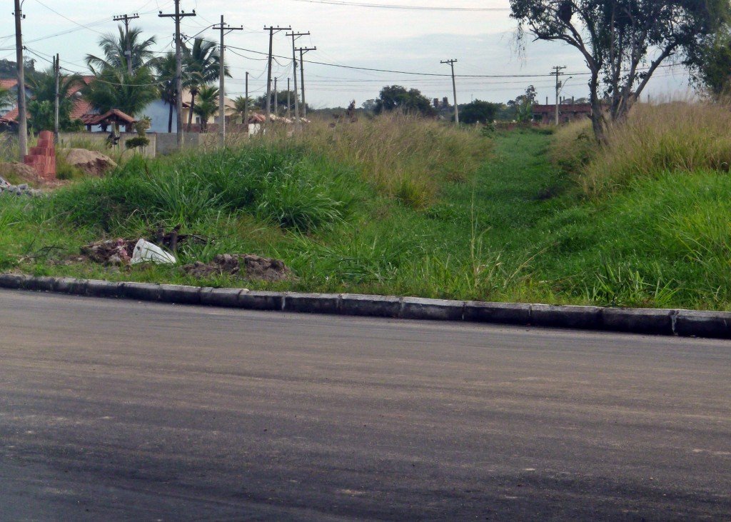 Maricá: Asfalto chega a mais dois bairros 8 Prefeitura colocou passagem de água para canal assoreado no Manu Manuela. (Foto: João Henrique | Maricá Info)
