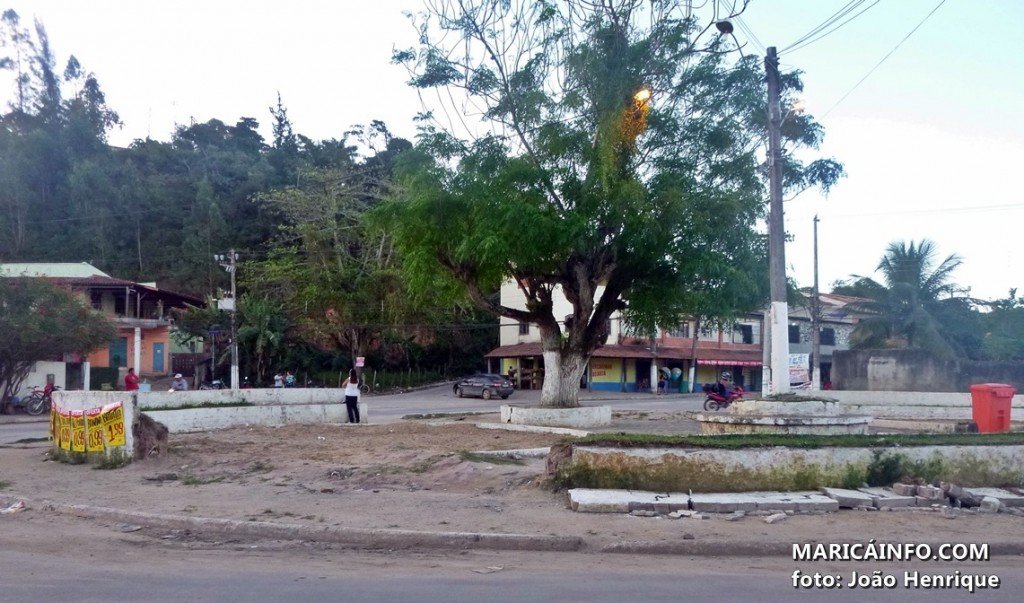 Praça central de Bambuí é alvo de reclamações 10 Praça completamente abandonada em Bambuí. (Foto: João Henrique | Maricá Info)