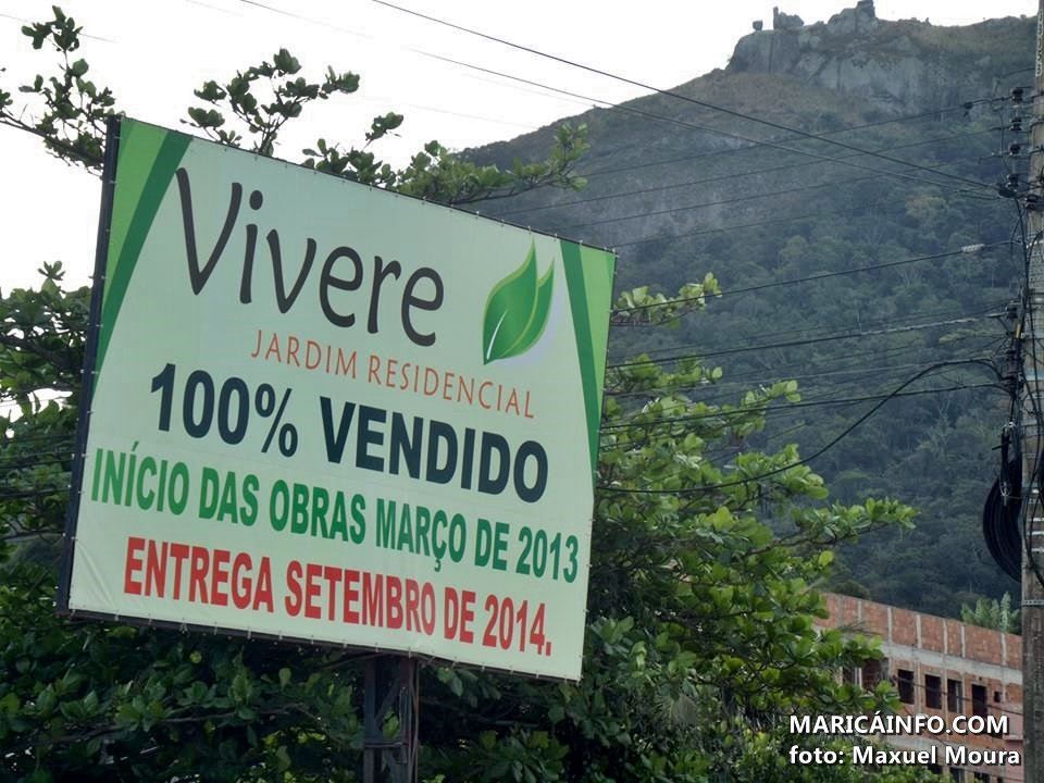 Placa publicitária ameaça pedestres em São José do Imbassaí 10 Placa está prestes a cair às margens da RJ106 em São José. (Foto: Maxuel Moura | Maricá Info)