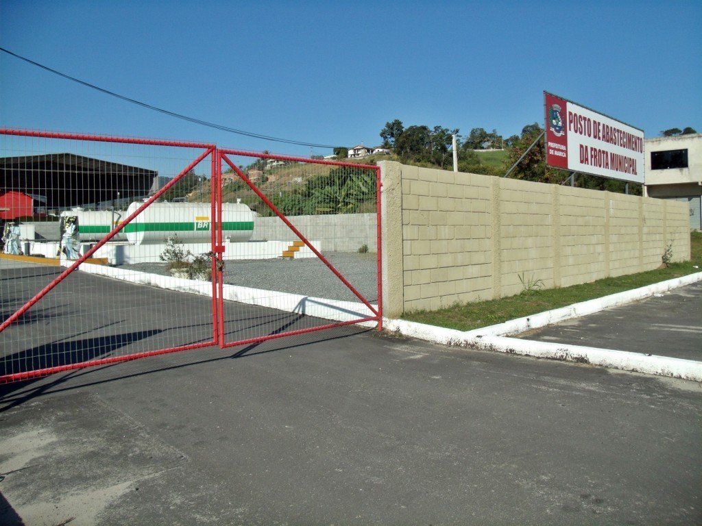 Prefeitura gasta R$4,5 milhões com posto de combustíveis que não funciona 6 Portão fechado: Nenhum funcionário encontrado no posto. (Foto: João Henrique | Maricá Info)