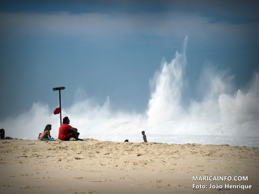 Ondas de até três metros atingem o litoral de Maricá 10 Ondas de até três metros atingem as praias de Maricá. (Foto: João Henrique | Maricá Info)